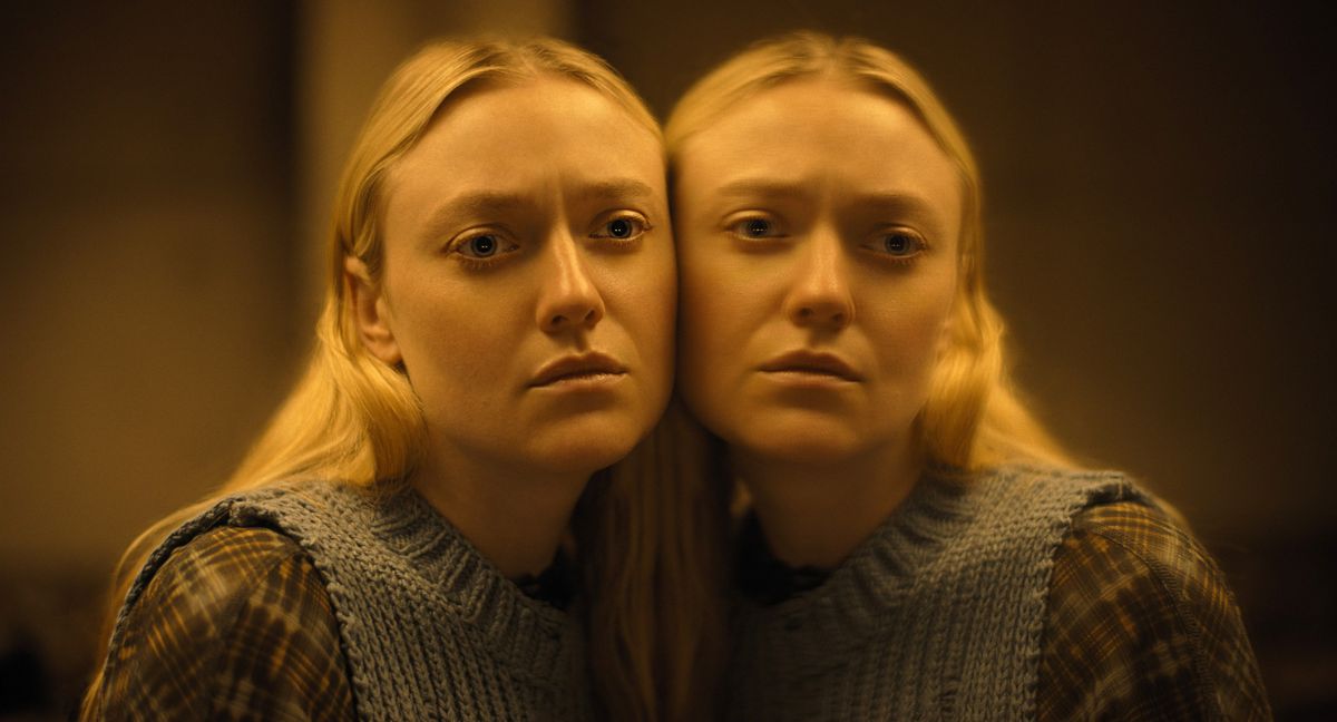 Mina (Dakota Fanning) se tient la joue appuyée contre un miroir dans The Watchers d'Ishana Night Shyamalan.