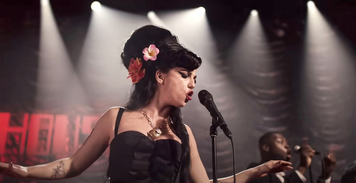 Une actrice incarnant Amy Winehouse, avec sa coiffure en ruche emblématique