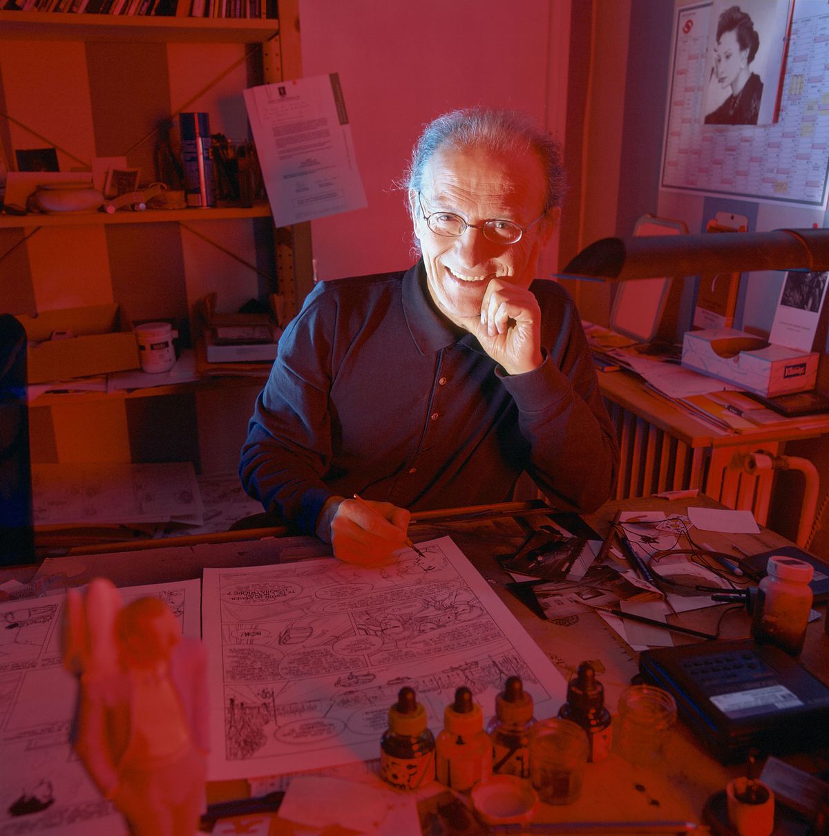 Jean Giraud posant dans son atelier