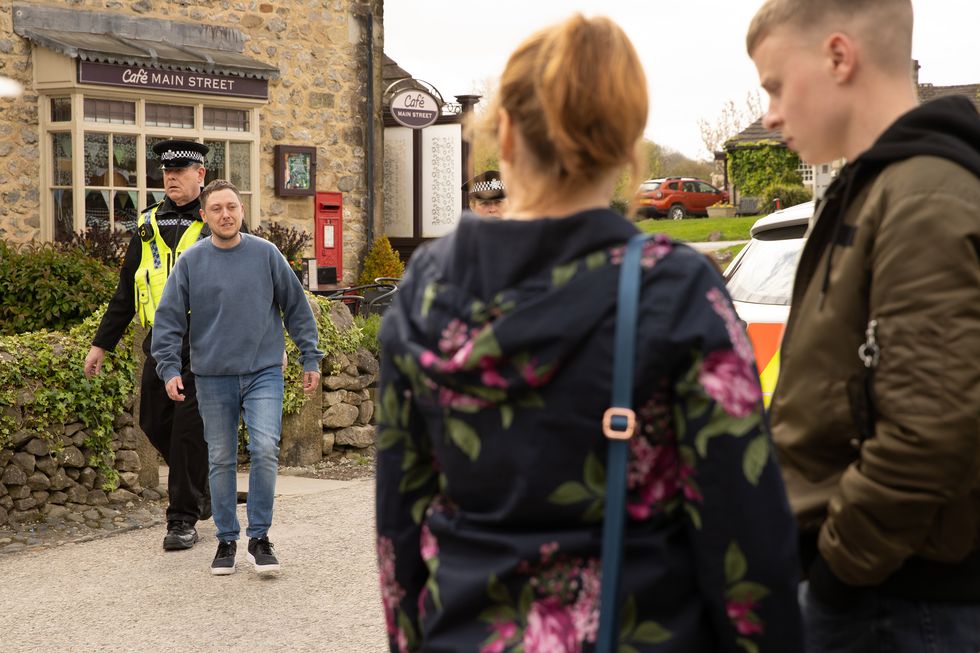 PC tourbillonnant, Matty Barton, Lydia Dingle et Samson Dingle à Emmerdale