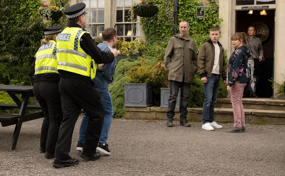 matty barton, sam dingle, samson dingle, lydia dingle et amy wyatt à emmerdale