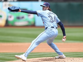 Le lanceur des Blue Jays Kevin Gausman livre au marbre contre les Athletics en fin de première manche au Oakland Coliseum à Oakland, en Californie, le samedi 8 juin 2024.