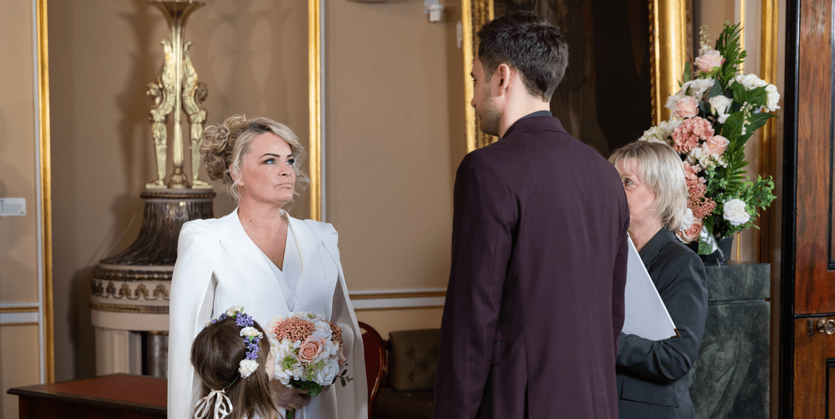 Hollyoaks diffuse des images choquantes lors du mariage de Grace et Freddie
