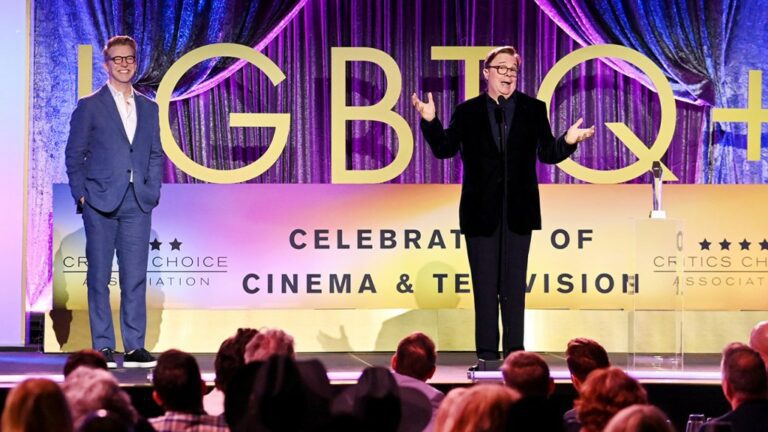 Nathan Lane félicite Robin Williams, co-star de "Birdcage", pour l'avoir protégé avant de devenir gay
