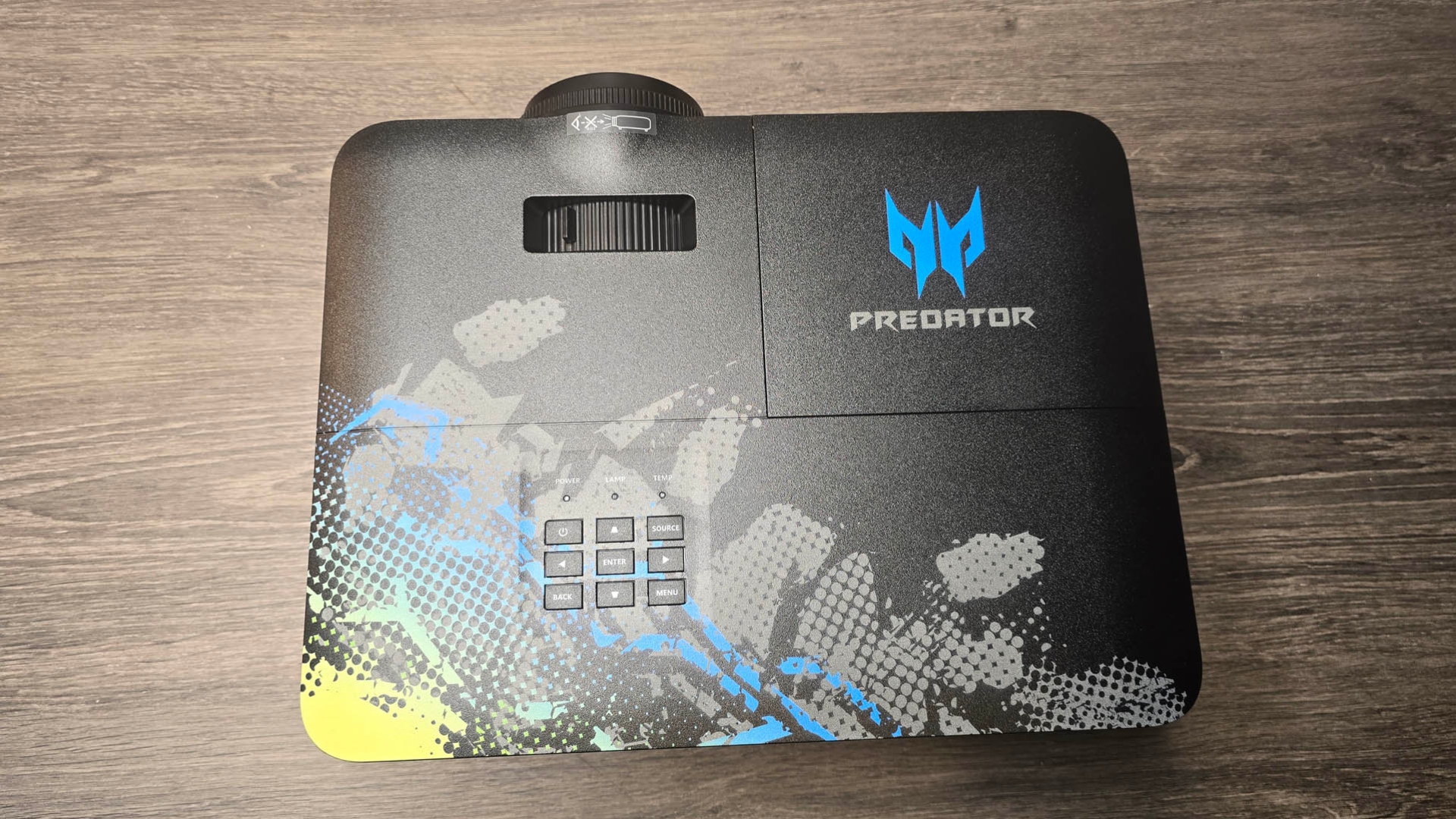 Image d'examen de l'Acer Predator GM712 montrant le projecteur vu d'en haut.