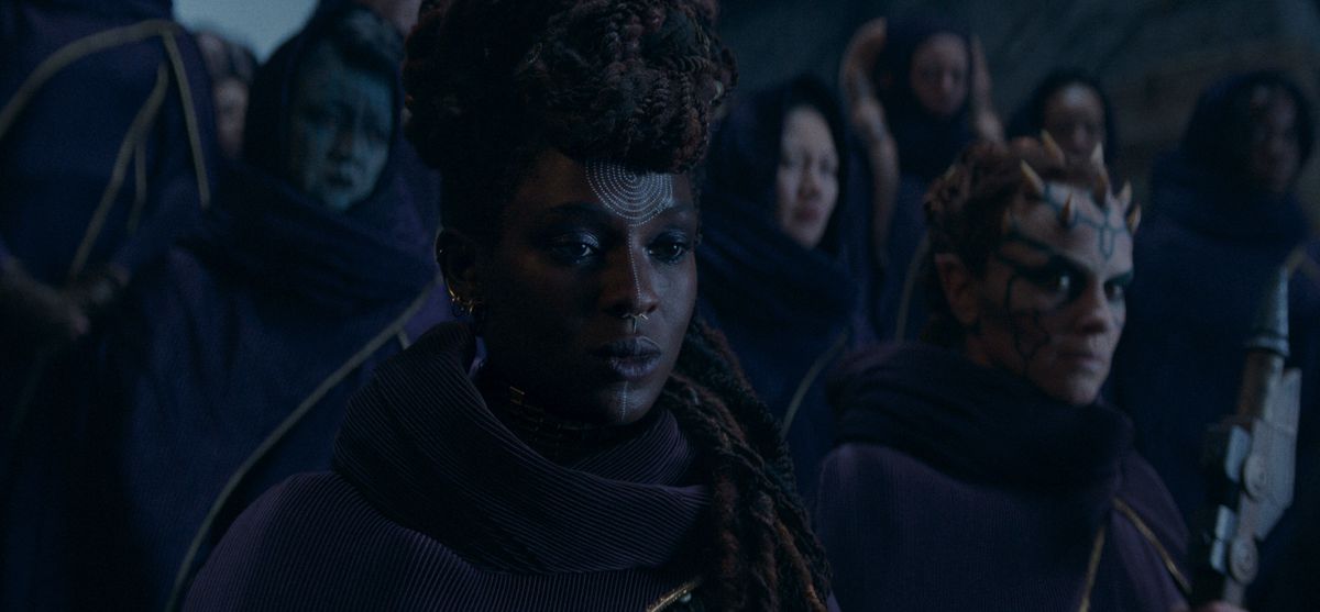 Un groupe de sorcières utilisant la Force se réunit dans The Acolyte, avec Mère Aniseya (Jodie Turner-Smith) et Koril (Margarita Levieva) à l'avant du groupe.