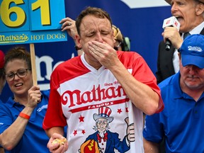 Le champion en titre Joey Chestnut participe au célèbre concours international de dégustation de hot-dogs du 4 juillet de Nathan en 2023.