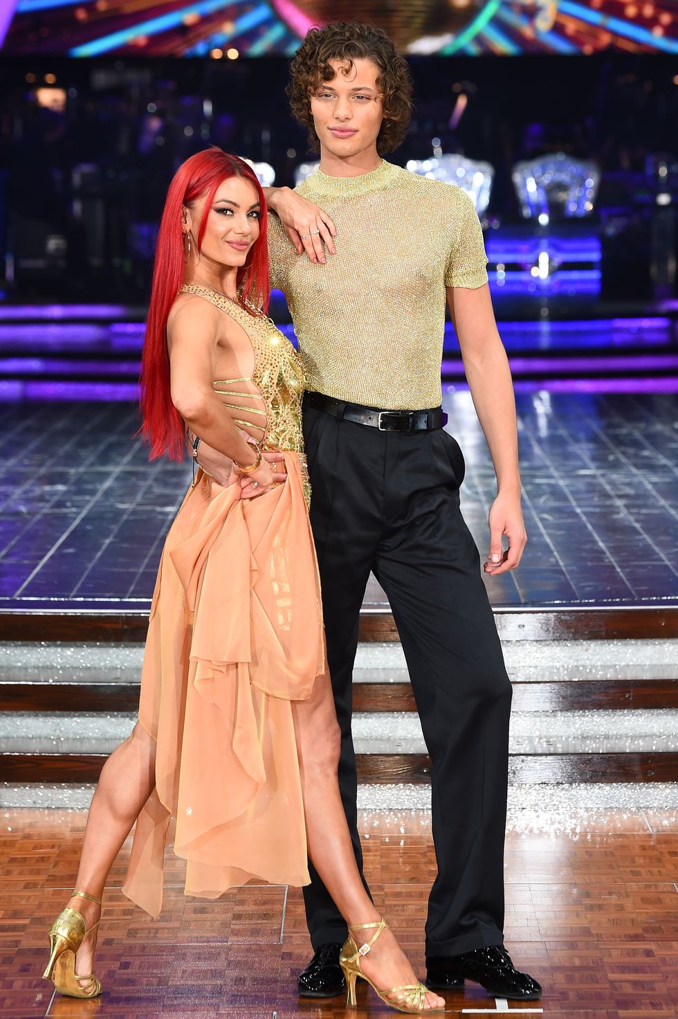 Dianne Buswell et Bobby Brazier posant lors de la tournée Strictement Come Dancing The Live 2024