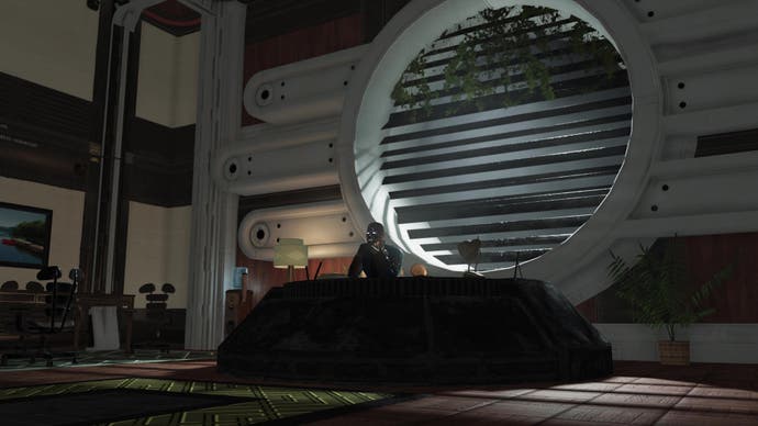 Le superviseur Hugo Stolz est assis à son bureau devant une grande fenêtre circulaire dans Fallout 76