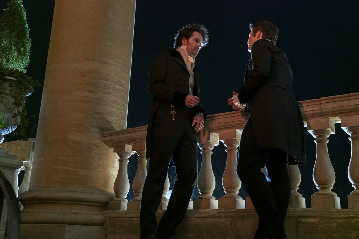 Benoît et Paul discutent sur le balcon, se regardant profondément dans les yeux