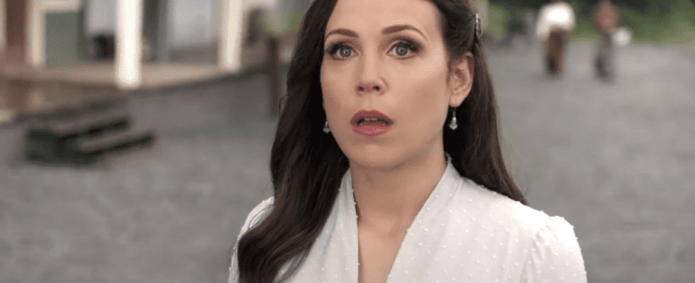 when calls the heart season 8 on hallmark channel, erin krakow as elizabeth thornton