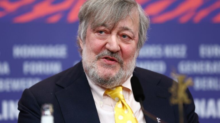 Stephen Fry parle de la reprise du roi dans "Red, White & Royal Blue 2" et des raisons pour lesquelles le prince William et Harry sont "très gay-friendly"
	
	
