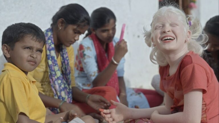 L'Indien Manohara passe du statut d'enfant acteur primé à celui de réalisateur du film sur l'albinisme sélectionné à Shanghai "Bird of a Different Feather" Plus de variétés Les plus populaires À lire absolument Abonnez-vous aux newsletters de variétés Plus de nos marques
	
	
