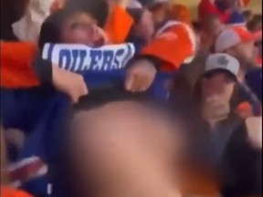 Une fan des Oilers d'Edmonton a montré ses seins lors d'un match contre les Stars de Dallas.