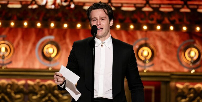 Jonathan Groff fond en larmes alors qu'il remporte son premier Tony Award
