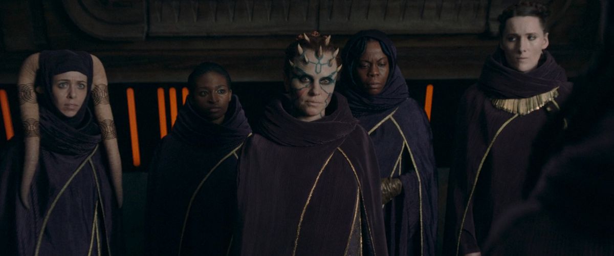 Un quintette de sorcières du coven de Brendok, avec Mère Koril (Margarita Levieva) au centre, dans une capture d'écran de Star Wars The Acolyte