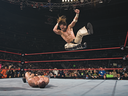 Le lutteur de la WWE Shawn Michaels délivre un coup de coude volant.