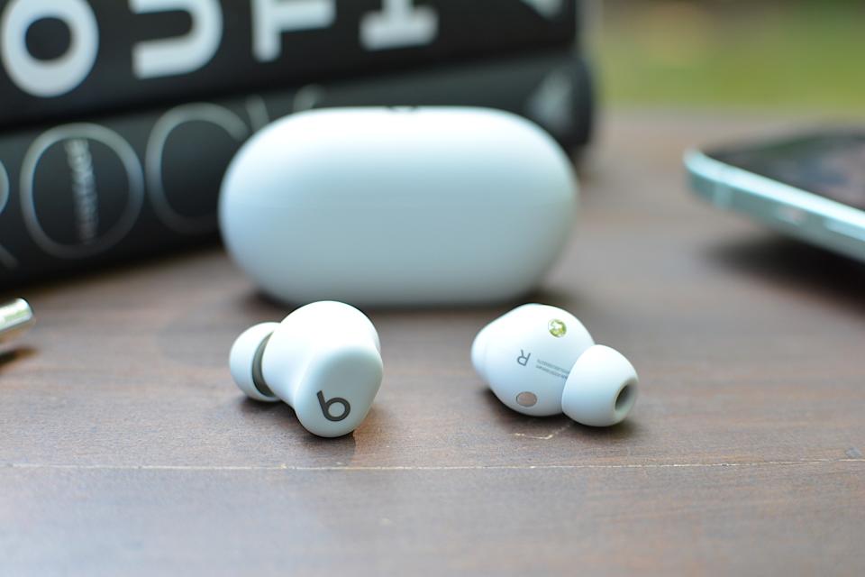 Les Solo Buds présentent un design global similaire à celui des autres écouteurs Beats récents. 