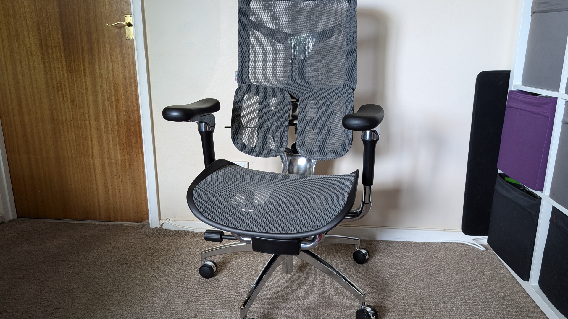 Image d'examen de la chaise de bureau ergonomique Sihoo Doro S300 montrant la chaise de face, avec les bras au centre du cadre.