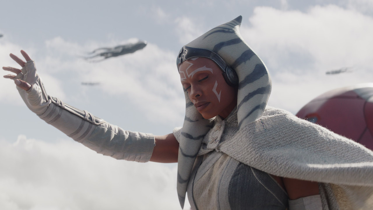 Ahsoka Tano de Rosario Dawson tend la main pour communiquer avec Purrgil