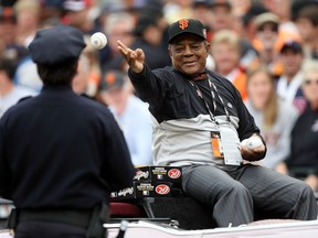 Willie Mays, membre du Temple de la renommée du baseball, des Giants de San Francisco, jette des balles de baseball après avoir été honoré avant le 78e match des étoiles de la Ligue majeure de baseball le 10 juillet 2007 à San Francisco.