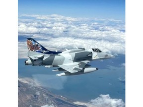 L'A-4 AAF Skyhawk de Top Aces en vol lors de sa première mission d'entraînement ADAIR à l'appui des pilotes de CF-18 de l'ARC à la base aérienne de Cold Lake.