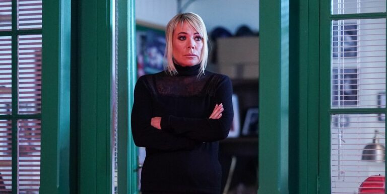 EastEnders taquine la nouvelle romance de Sharon Watts dans des spoilers avancés
