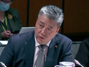 Le député Han Dong s'exprime en tant que membre du comité des comptes publics de la Chambre des communes le 20 mars 2023. L'ancien libéral affirme désormais qu'il siégera en tant qu'indépendant malgré les accusations d'ingérence chinoise.