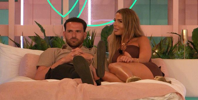 Les téléspectateurs de Love Island divisés sur la querelle entre Harriett et Ronnie
