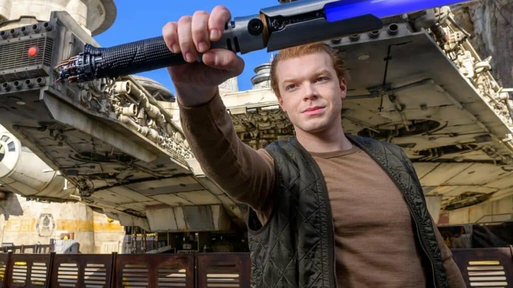 Cameron Monaghan incarne Cal Kestis, brandissant un sabre laser bleu dans une scène d'action dynamique de Star Wars Jedi : Fallen Order.