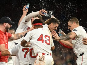 Les joueurs des Red Sox de Boston célèbrent une victoire