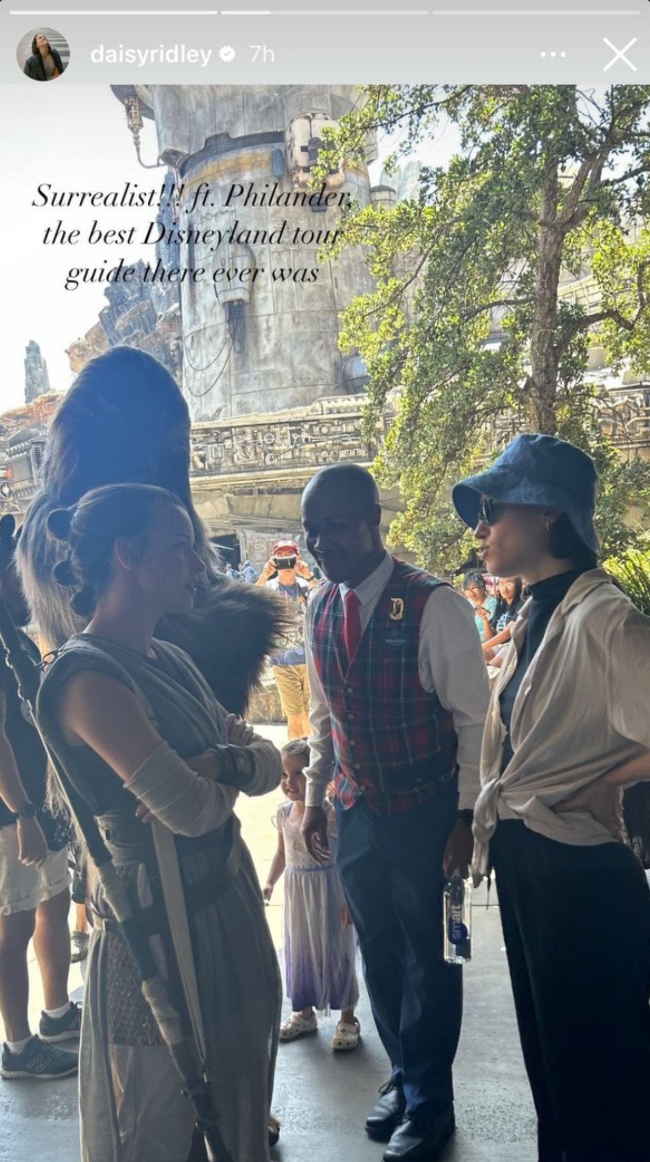 Daisy Ridley discute avec les acteurs de Rey et Chewbacca à Disneyland