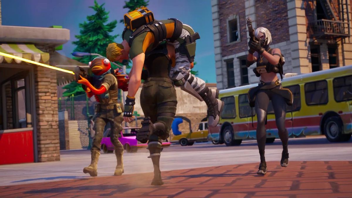 Une image tirée d'une bande-annonce de Fortnite Reload.  Il montre deux joueurs qui couvrent deux autres joueurs pendant que l'un court en portant l'autre sur ses épaules.