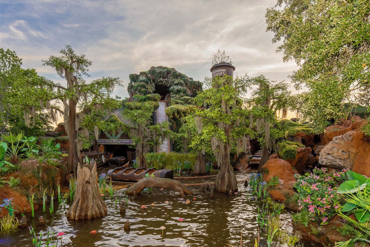 L'extérieur de l'aventure du bayou de Tiana, mettant en valeur un marais artificiel