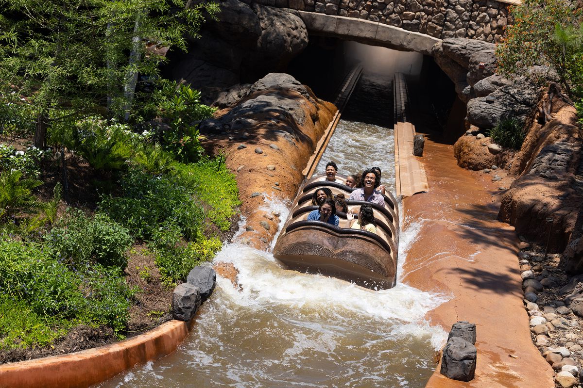 Un canal à rondins descendant en cascade sur une voie d'eau