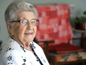 Angeline Charlebois est présentée chez elle à Levack, en Ontario, le samedi 22 juin 2024. Charlebois a un horaire chargé.  La femme de Levack, en Ontario, âgée de 105 ans, passe ses mardis soirs en ville à jouer aux cartes avec ses amis au club de l'âge d'or, apportant souvent des friandises maison à partager avec ses amis.