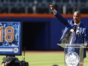 Darryl Strawberry, ancien voltigeur des Mets de New York, rend hommage aux fans lors de la cérémonie de retrait de son numéro au Citi Field, le samedi 1er juin 2024, à New York.