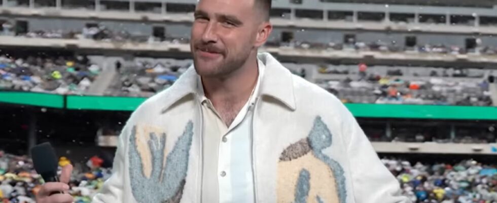 Travis Kelce makes a surprise cameo on Saturday Night Live.