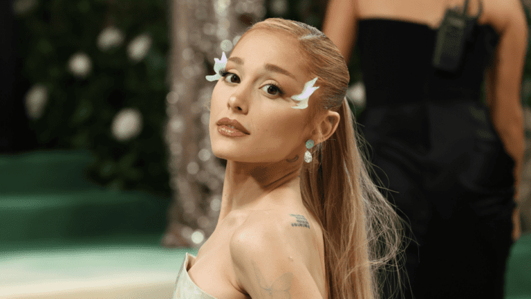  Ariana Grande est en train de « retraiter » son temps passé sur « Victorious » de Nickelodeon, regarde d'anciens clips et pense : « Merde, vraiment ?  Oh S—' Plus de variétés Les plus populaires À lire absolument Inscrivez-vous aux newsletters de variétés Plus de nos marques
	
	
