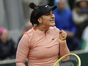 Bianca Andreescu, du Canada, serre le poing après avoir marqué un point contre Jasmine Paolini, de l'Italie, lors de leur troisième match du tournoi de tennis de l'Open de France au stade Roland Garros à Paris, le samedi 1er juin 2024. Andreescu a poursuivi son retour de blessure avec un 6- Victoire 4, 3-6, 7-6 (3) contre l'ancienne numéro un mondiale Naomi Osaka, du Japon, en quart de finale vendredi à l'Open de Libema.