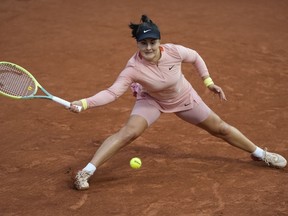 Bianca Andreescu du Canada joue un tir contre Jasmine Paolini de l'Italie lors de leur troisième match du tournoi de tennis de l'Open de France au stade Roland Garros à Paris, le samedi 1er juin 2024. Andreescu a avancé à son premier quart de finale de la saison de tennis mercredi avec un 6 -4, victoire 6-4 contre Yue Yuan au deuxième tour à l'Open Libema.