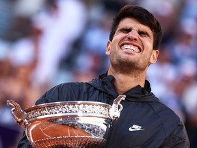 Carlos Alcaraz célèbre avec le trophée