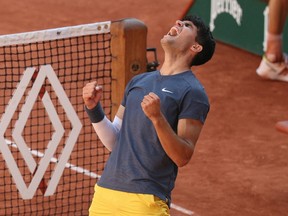 L'Espagnol Carlos Alcaraz célèbre sa victoire contre l'Italien Jannik Sinner à la fin de leur demi-finale masculine au tournoi de tennis de Roland Garros au complexe Roland Garros à Paris le 7 juin 2024.