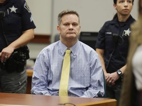 Chad Daybell est assis à la table de la défense après la lecture du verdict du jury dans son procès pour meurtre au palais de justice du comté d'Ada à Boise, Idaho, le jeudi 30 mai 2024.