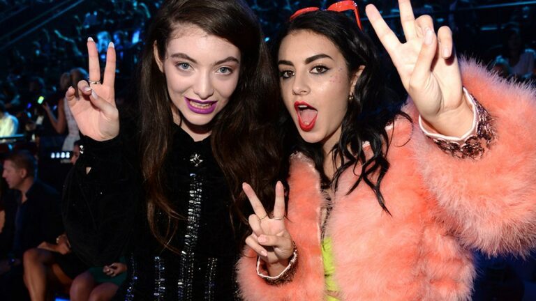 Charli XCX et Lorde s'associent pour le remix de "Girl, So Confusing" Plus de Variety Les plus populaires à lire absolument Inscrivez-vous aux newsletters Variety Plus de nos marques
	
	
