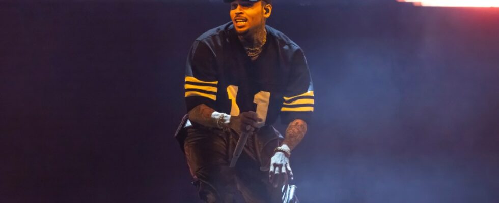 Chris Brown reste coincé en suspension dans les airs pendant un concert