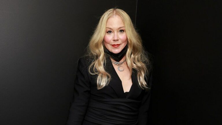 Christina Applegate clarifie son commentaire sur « Je n'aime pas vivre » et déclare qu'elle n'est pas sous « Suicide Watch »
