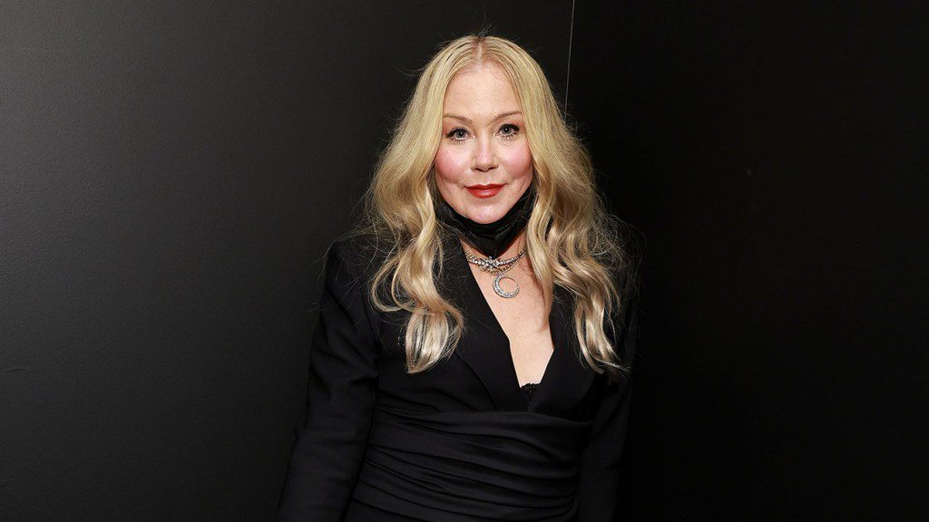 Christina Applegate clarifie son commentaire sur « Je n'aime pas vivre » et déclare qu'elle n'est pas sous « Suicide Watch »
