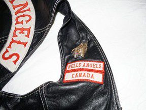 Cinq personnes accusées après une descente de la police de l’Ontario au club-house des Hells Angels et à d’autres endroits