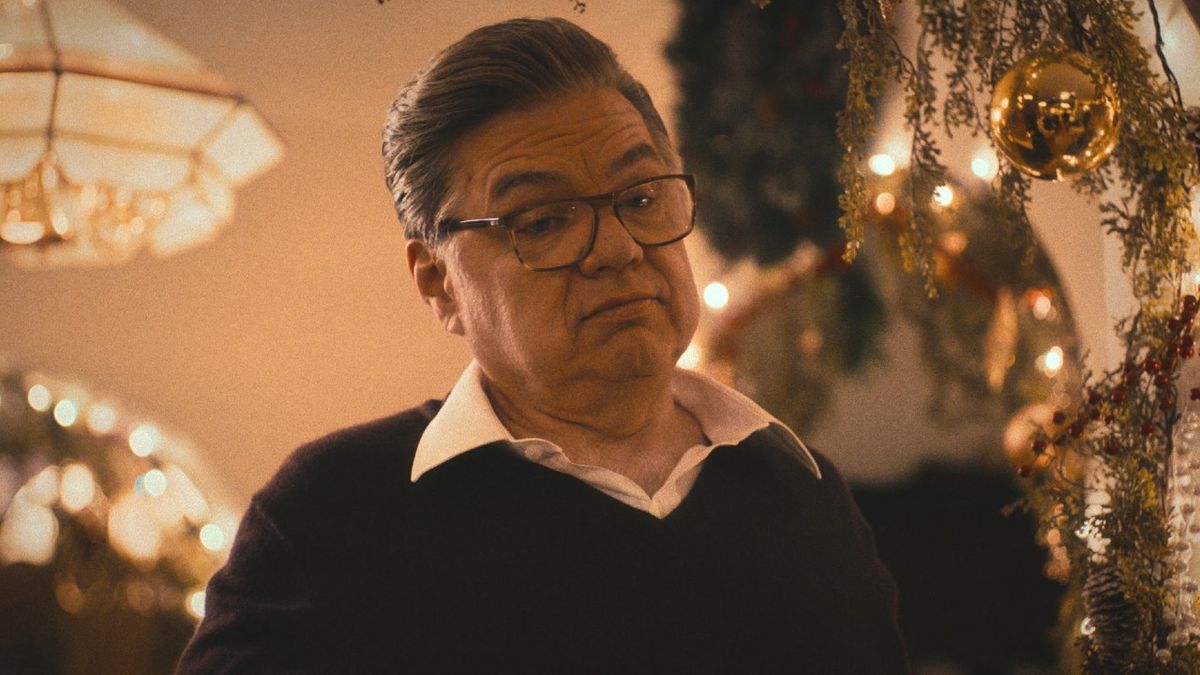 Cicero (Oliver Platt) looks unenthused during Christmas dinner on The Bear